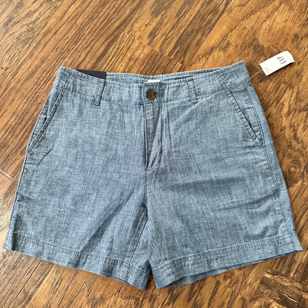 GAP Women’s NEW 5” Short Denim Chambray - size 2